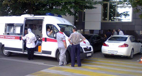 Ambulance car helps one of the hunger-strikers Fyodor Shabanov in front of the Prosecutor's Office of the Krasnodar Territory. Photo by Svetlana Kravchenko