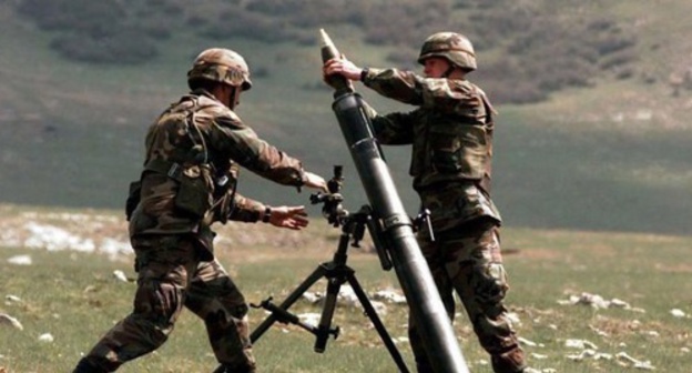 Soldiers on the front line prepare a 82-mm mortar for the shelling. Photo: http://haqqin.az/news/51482