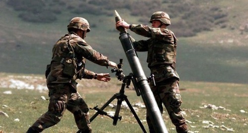 Soldiers on the front line prepare a 82-mm mortar for the shelling. Photo: http://haqqin.az/news/51482