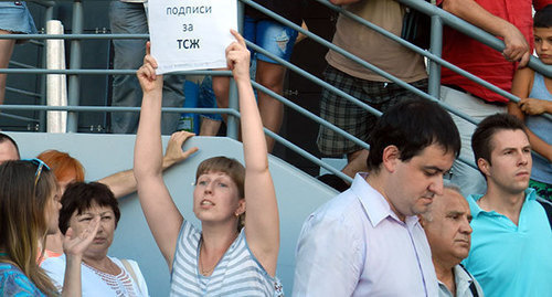 The residents of the 19-storey No. 10A building in Eighth Air Force Army Street in Volgograd received cold water after the protest action. Volgograd, August 10, 2015. Photo by Tatyana Filimonova for the "Caucasian Knot"