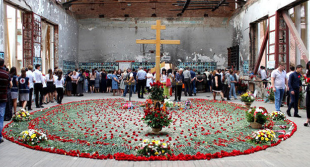 Communion Service in the gym of School No. 1 in Beslan. Photo by Emma Marzoeva. 