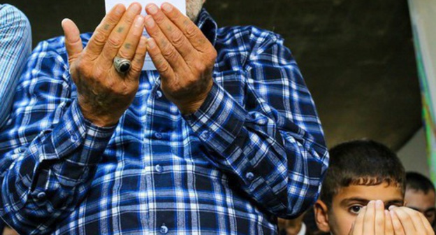 Man performing namaz. Photo by Aziz Karimov for the ‘Caucasian Knot’. 