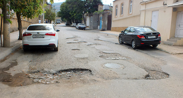 Road in Aidynbekova street, Derbent, August 16, 2015. Photo by Patimat Makhmudova for the ‘Caucasian Knot’.