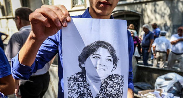 Portrait of Khadija Ismayilova in front of the court building where trial of Ismayilova is taking place. Photo by Aziz Karimov for the ‘Caucasian Knot’. 
