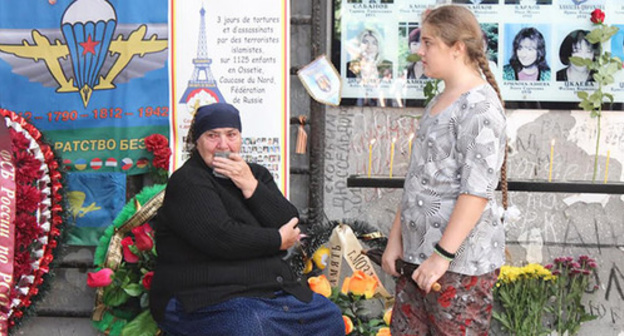Woman at Beslan School No. 1. Photo by Emma Marzoeva for the ‘Caucasian Knot’.