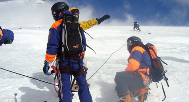 Rescuers in the mountains of Kabardino-Balkarian Republic. Photo: http://www.mchsmedia.ru/newsline/item/6466849/