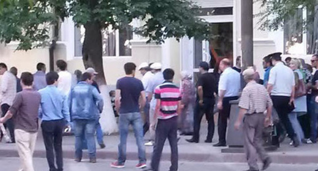 Policemen accompany protesters squeezing them from the square, Makhachkala, September 4, 2015. Photo by the ‘Caucasian Knot’ correspondent.