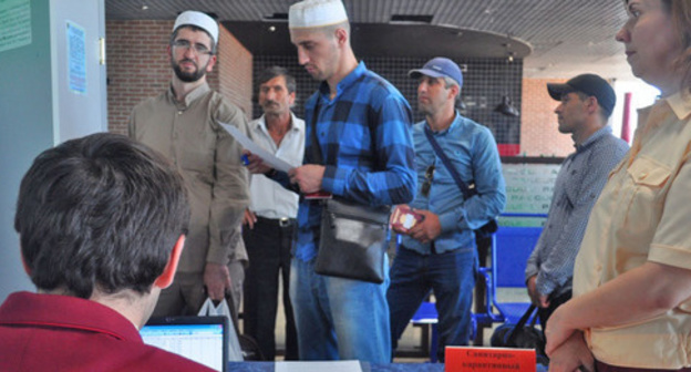 Piligrims at the airport before leaving for Hajj in Saudi Arabia, Makhachkala, September 3, 2015. Photo by Leila Tagirova for the ‘Caucasian Knot’. 