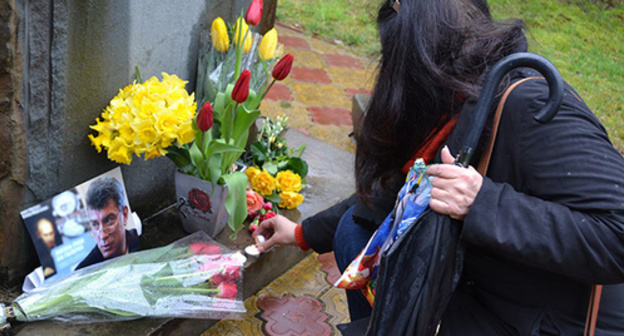 Boris Nemtsov photo and flowers at the Memorial to victims of political repressions. Sochi, March 1, 2015. Photo by Svetlana Kravchenko for the ‘Caucasian Knot’.