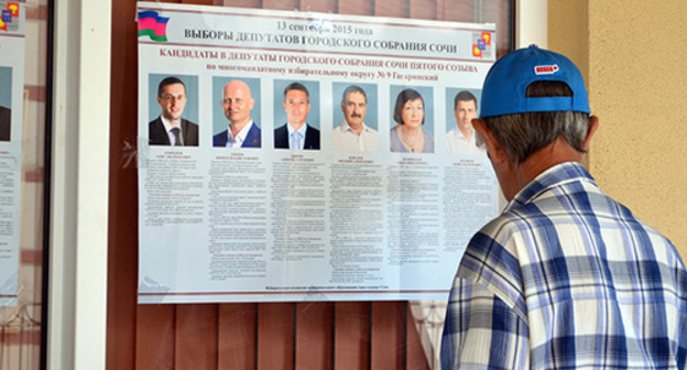 Voter at the information stand. Photo by Svetlana Kravchenko for the ‘Caucasian Knot’. 