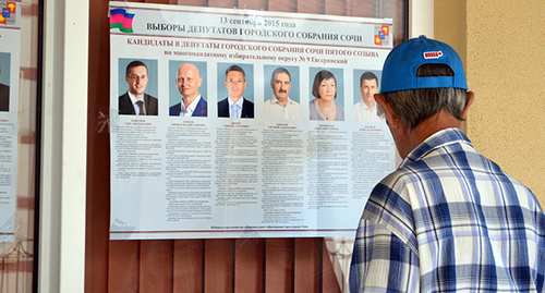 Voter at the information stand. Photo by Svetlana Kravchenko for the ‘Caucasian Knot’. 