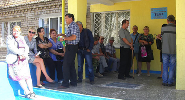 Employees of the enterprise and citizens support the participants of the hunger-strike which started on September 19. Photo by Yelena Grebenyuk for the "Caucasian Knot"