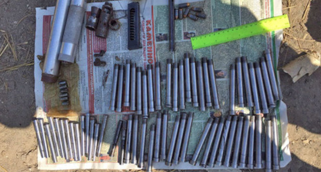 A homemade pistol with magazine, ammunition, and components for manufacturing and adaptation of firearms found at the house of a 60-year-old resident of the village of Kurchaloi. Chechnya, September 23, 2015. Photo https://skfo.mvd.ru/novosti/item/6527556/