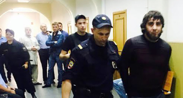 Zaur Dadaev is led to the courtroom. Photo by Yuliya Buslavskaya for the ‘Caucasian Knot’.