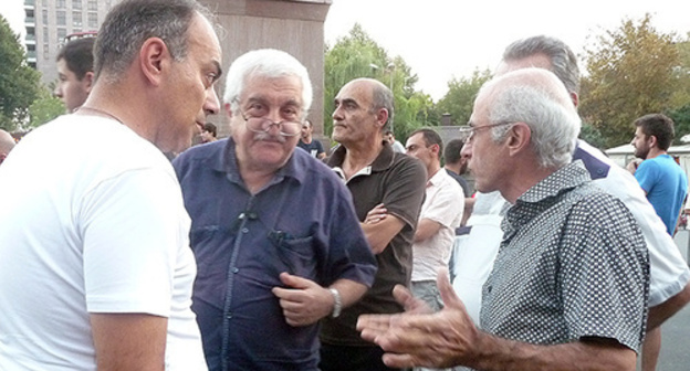 Protesters discuss situation in energy sphere of Armenia, September 2015. Photo by Armine Martirosyan. 