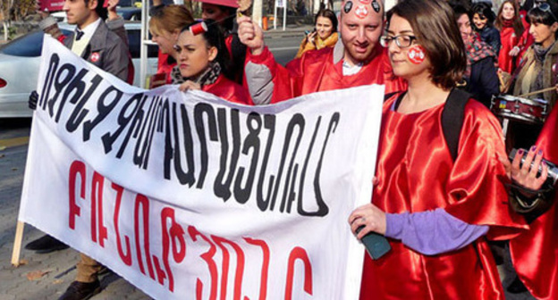 Participants of the action against domestic violence carry banner saying: ‘Nothing justifies violance’, Yerevan, November 25, 2013. Photo by Armine Martirosyan for the ‘Caucasian Knot’. 