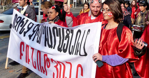 Participants of the action against domestic violence carry banner saying: ‘Nothing justifies violance’, Yerevan, November 25, 2013. Photo by Armine Martirosyan for the ‘Caucasian Knot’. 
