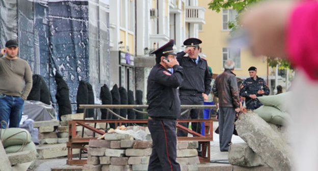 Policemen in Grozny. Photo by Magomed Magomedov for the ‘Caucasian Knot’. 