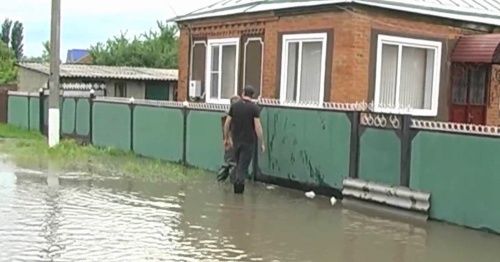 Residents of the village of Blechepsin during flooding, May 25, 2014. Photo: Koshekhabl TV, Youtube.com