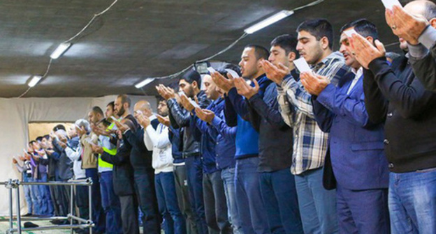 Believers in a mosque. Photo by Aziz Karimov for the ‘Caucasian Knot’. 