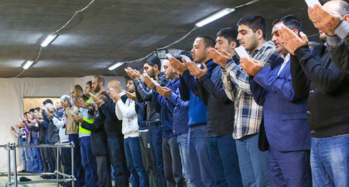 Believers in a mosque. Photo by Aziz Karimov for the ‘Caucasian Knot’. 