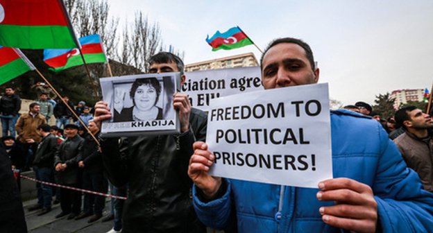 Protester holds the portrait of Khadija Ismayilova and poster saying ‘Freedom to political prisoners!’, Baku, March 15, 2015. Photo by Aziz Karimov for the ‘Caucasian Knot’. 