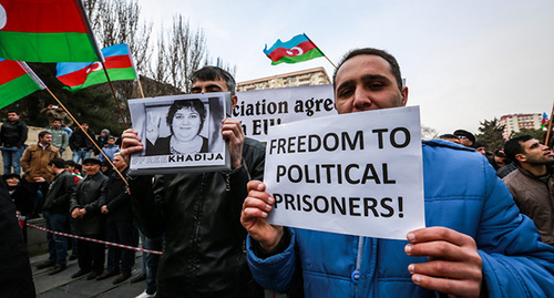 Protester holds the portrait of Khadija Ismayilova and poster saying ‘Freedom to political prisoners!’, Baku, March 15, 2015. Photo by Aziz Karimov for the ‘Caucasian Knot’. 