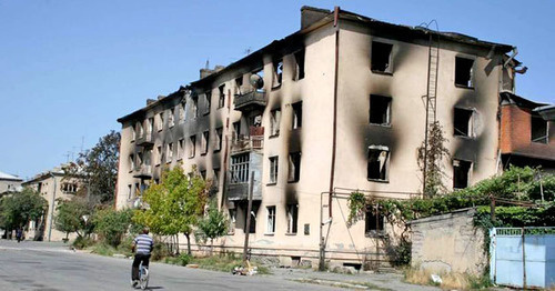 Resident building in Tskhinvali after shelling, August 18, 2008. Photo: News Agency ‘OSInform’, https://ru.wikipedia.org