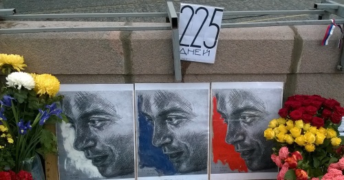 Portraits of Boris Nemtsov and a sign with number of days passed after his death. Moscow, Big Moskvoretsky Bridge, October 9, 2015. Photo by Vyacheslav Feraposhkin for the ‘Caucasian Knot’. 