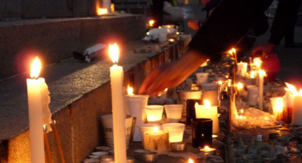 The action of lighting candles in the Freedom Square in Yerevan. January 14, 2015. Photo by Armine Martirosyan for the "Caucasian Knot"