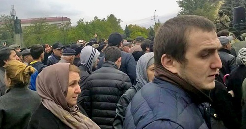 Buynaksk residents at the square cordoned off by the law enforcers. Buynaksk, October 16, 2015. Photo by Shamil Magomedov for the "Caucasian Knot"