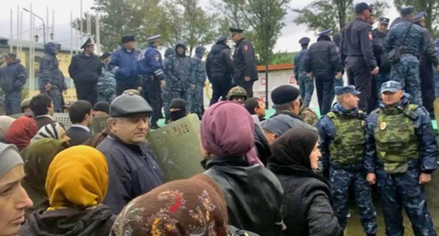 Buynaksk residents encircled by the law enforcers. Buynaksk, October 16, 2015. Photo by Shamil Magomedov for the "Caucasian Knot"