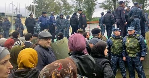 Buynaksk residents encircled by the law enforcers. Buynaksk, October 16, 2015. Photo by Shamil Magomedov for the "Caucasian Knot"