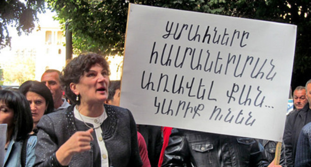 Relatives of the prisoners sentenced to life imprisonment demand to review the criminal cases of their relatives. Inscription on a poster: "Prisoners serving life sentences should be pardoned". Yerevan, October 15, 2015. Photo by Tigran Petrosyan for the "Caucasian Knot"