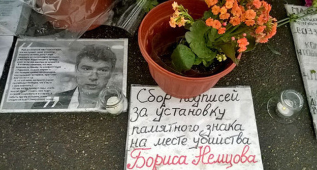 Flowers and Boris Nemtsov's photo at the murder spot. Moscow, October 9, 2015. Photo by Vyacheslav Feraposhkin for the ‘Caucasian Knot’