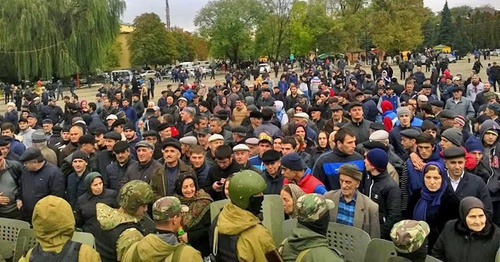 Buynaksk residents encircled by the law enforcers. Buynaksk, October 16, 2015. Photo by Shamil Magomedov for the "Caucasian Knot"