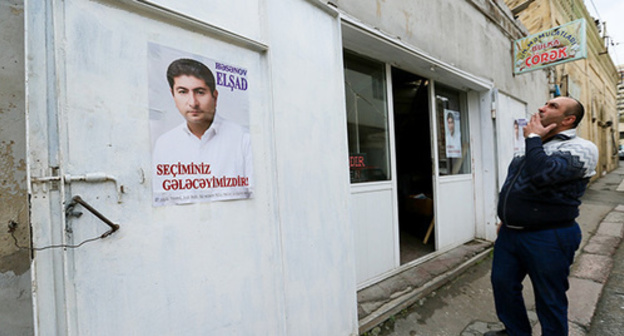 A poster with the independent candidate from the 17th Yamasal election district Elshad Gasanov on the door of a bakery. Baku, October 19, 2015. Photo by Aziz Karimov for the "Caucasian Knot"