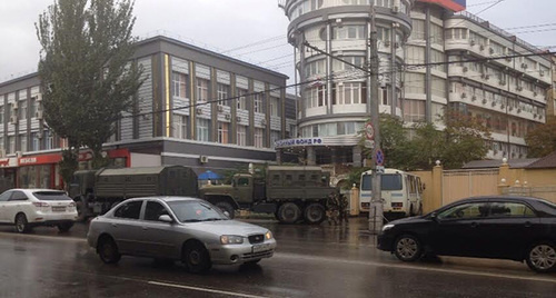 Law enforcers have blocked the building of the Russian Pension Fund Department for Dagestan, October 22, 2015. Photo by Timur Isaev for the "Caucasian Knot"