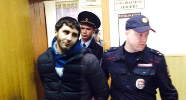 The policeman lead Zaur Dadaev through the corridor of the court. Moscow, April 2015. Photo by Yuliya Buslavskaya for the "Caucasian Knot"