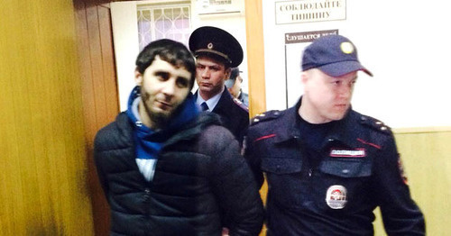 The policeman lead Zaur Dadaev through the corridor of the court. Moscow, April 2015. Photo by Yuliya Buslavskaya for the "Caucasian Knot"