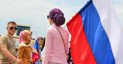 A woman with a Russian flag in her hands. Photo by Magomed Magomedov for the "Caucasian Knot"