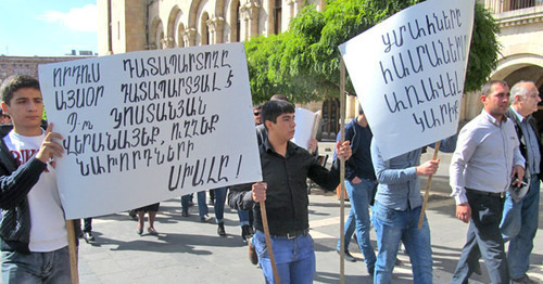 The relatives of the persons sentenced to life imprisonment demand to review their criminal cases. Inscriptions on the posters (to the right): "The judge of my son is now the convict himself", "Mr. Kostanyan (procurator general), fix the mistake of your forerunners". Yerevan, October 15, 2015. Photo by Tigran Petrosyan for the "Caucasian Knot"