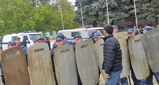 The police in the central city street. Buynaksk, October 16, 2015. Photo by Patimat Makhmudova for the "Caucasian Knot"