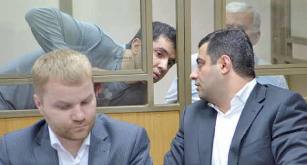 Advocate Gevork Balasyan gives consultation to defendant Yusup Djaparov. Photo by Oleg Pchelov for the ‘Caucasian Knot’. 