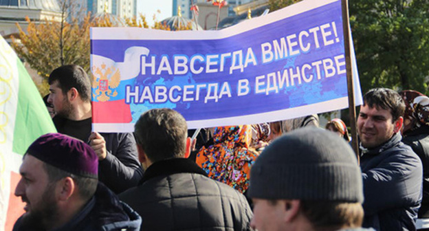 During the National Anthem of the Russian Federation at the rally in Grozny. November 4, 2015. Photo by Magomed Magomedov for the "Caucasian Knot"