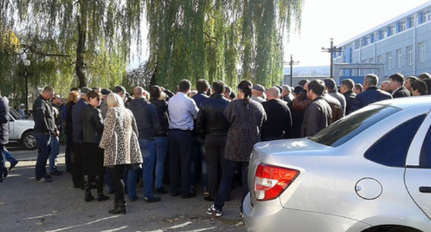 Today about 200 relatives and friends of the detained policemen gathered near the Leninsky Court of Vladikavkaz. Photo by Emma Marzoeva