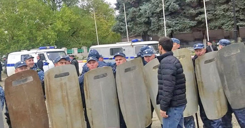 Law enforcers in the central square of Buynaksk, October 16, 2015. Photo by Patimat Makhmudova for the "Caucasian Knot"