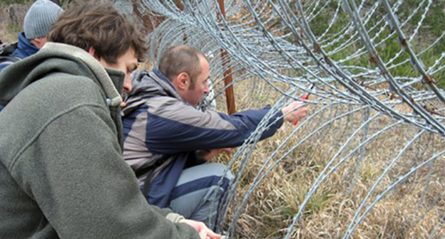 Suren Gazaryan (in the centre) trying to get to the "summer cottage" of Alexander Tkachov, 2012. Photo: http://fedpress.ru/news/polit_vlast/news_polit/prezident-medvedev-poobeshchal-razobratsya-s-gazaryanom
