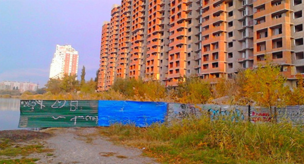 Fence illegally installed on the shore of the Karasun Lake in Krasnodar. Photo: "Ecological Watch for Northern Caucasus", http://www.ewnc.org/node/19972