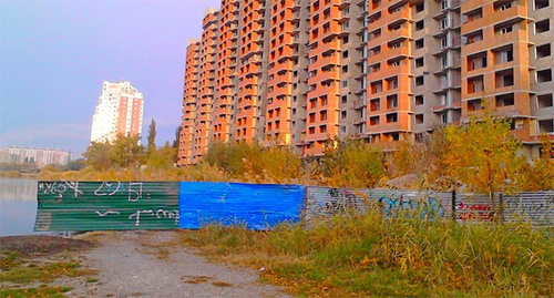 Fence illegally installed on the shore of the Karasun Lake in Krasnodar. Photo: "Ecological Watch for Northern Caucasus", http://www.ewnc.org/node/19972